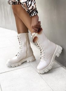 botas altas blancas