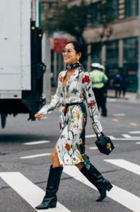 vestido con botas de vaquero